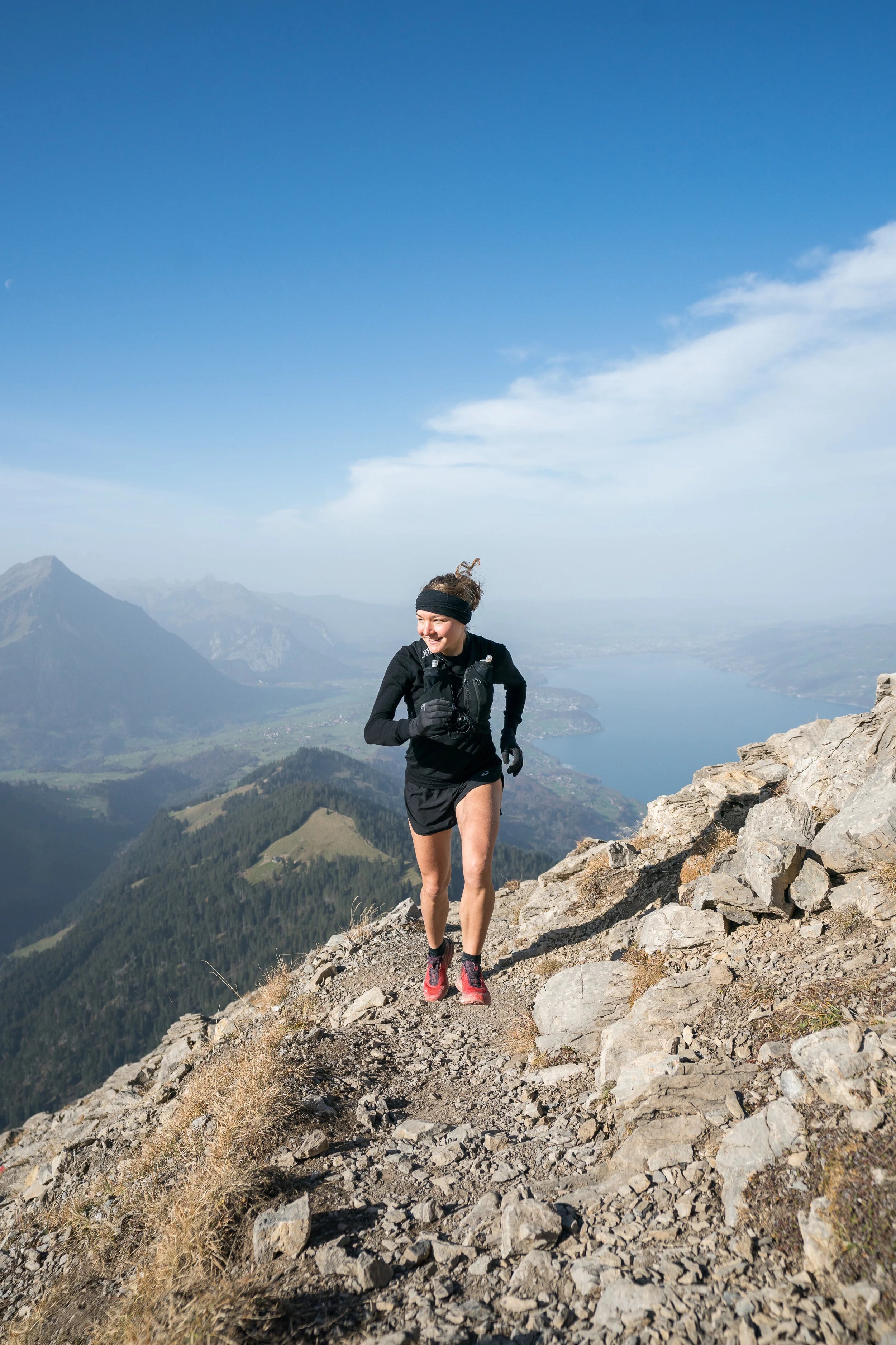 Die trailrebel Ambassadorin Natalina Neuenschwander während eines Trailrunning-Trainings in den Schweizer Bergen.