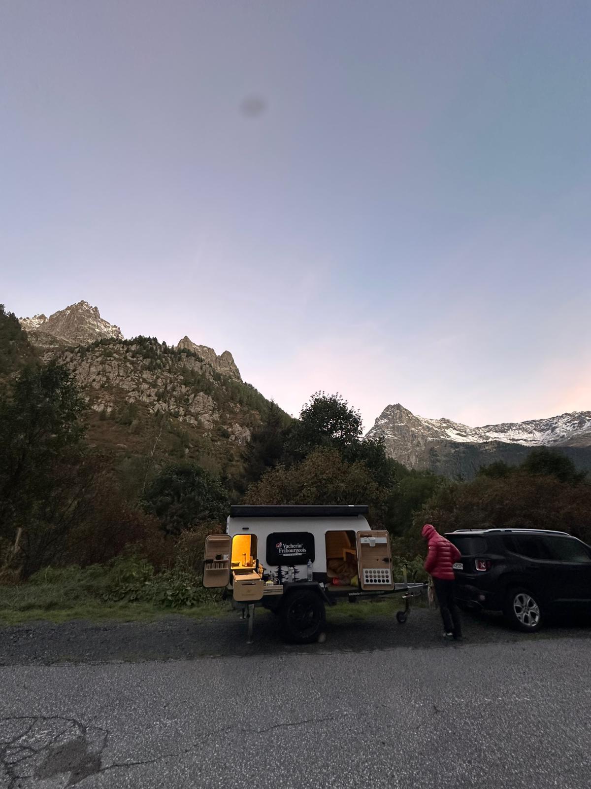 Die trailrebel Ambassadorin Natalina Neuenschwander stehend vor einem trailrebel Camper während eines Trainingsaufenthalts in den Schweizer Bergen.
