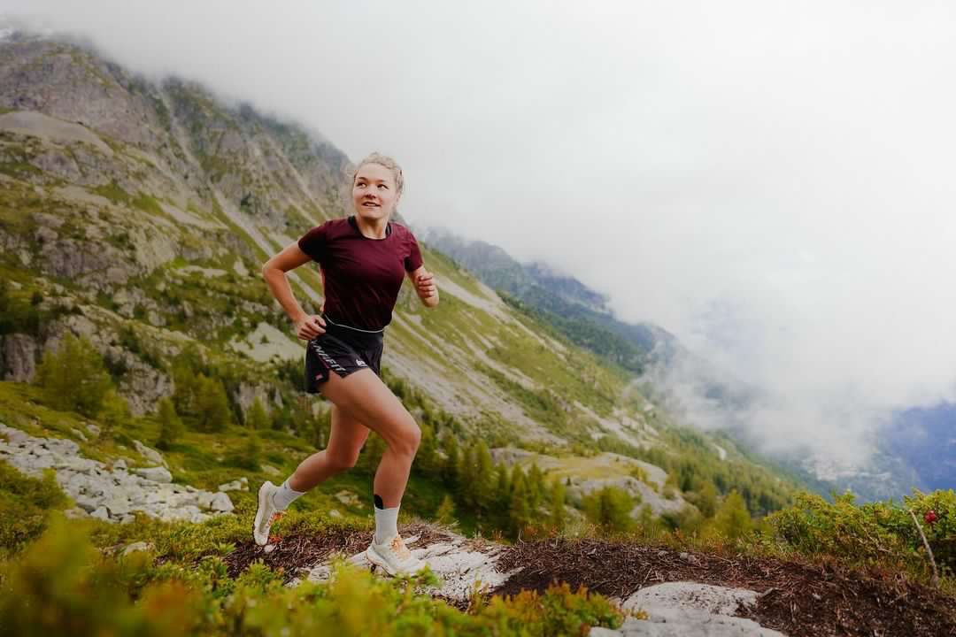 Die trailrebel Ambassadorin Natalina Neuenschwander während eines Trailrunning-Trainings in den Schweizer Bergen.