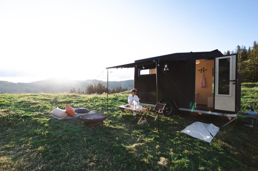 Followr Camper auf Wiese bei Sonnenuntergang
