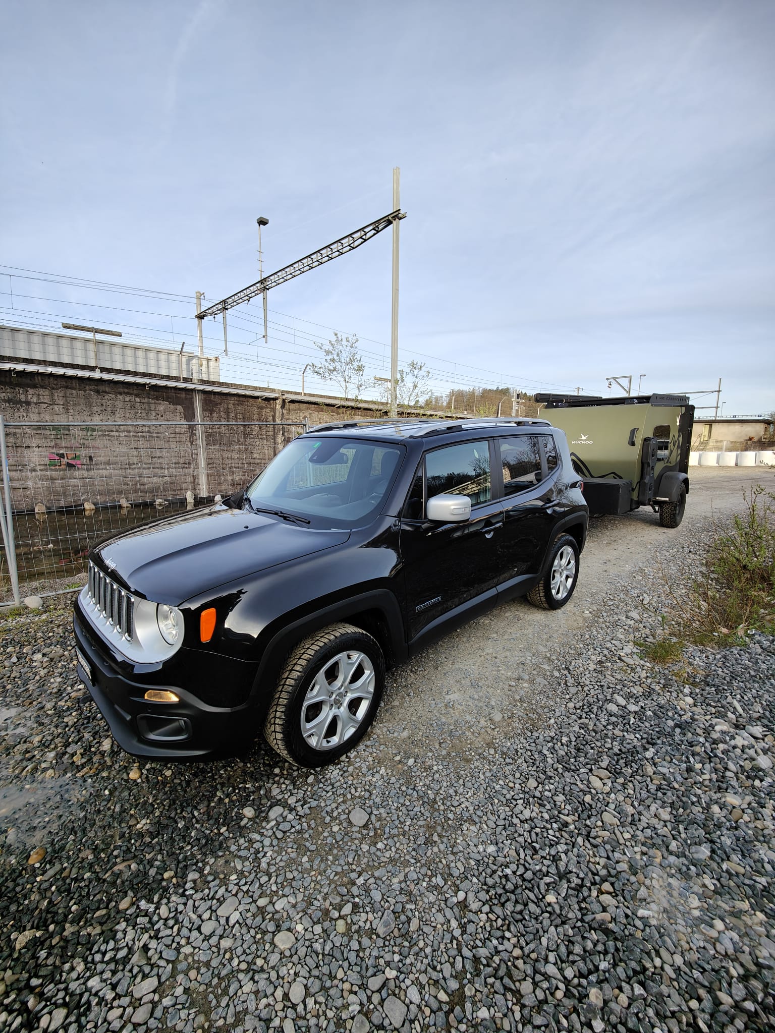 Jeep Renegade vor Kuckoo Miet-Camper